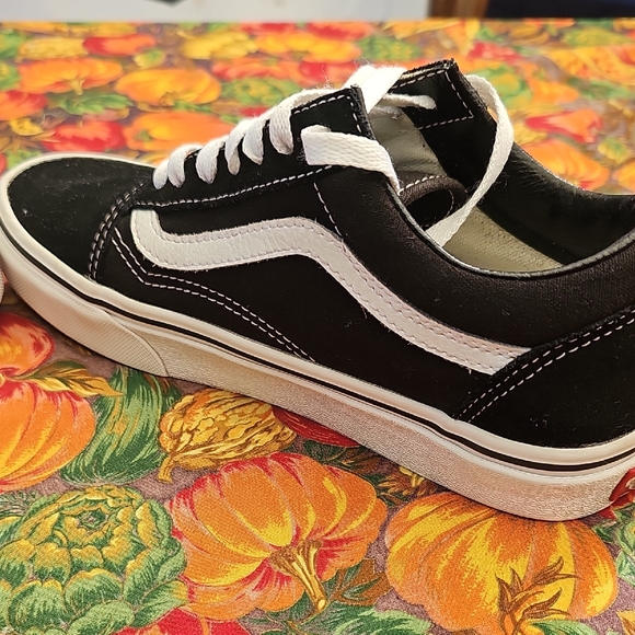 Vans Black and White Low-Top Shoes - Picture 8 of 12